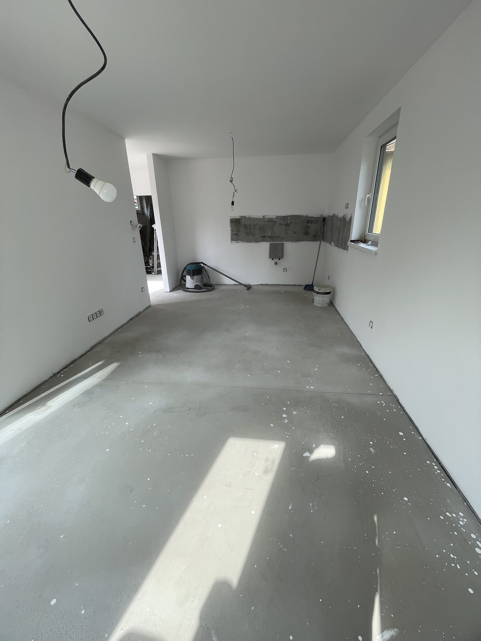 Příprava rozvodů a stěny pro budoucí kuchyňskou linku